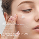 Le contour des yeux est lifté, lissé et redensifié jour après jour